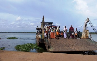 പെരുമ്പളം നിവാസികളുടെ യാത്രാ ദുരിതങ്ങള്‍ക്ക് അറുതി: ജങ്കാര്‍ നീറ്റിലിറക്കി