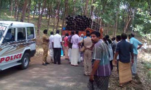 കുടിവെള്ള പദ്ധതിക്കായി എത്തിച്ച പൈപ്പുകള്‍ ഇറക്കുന്നത് നാട്ടുകാര്‍ തടഞ്ഞു