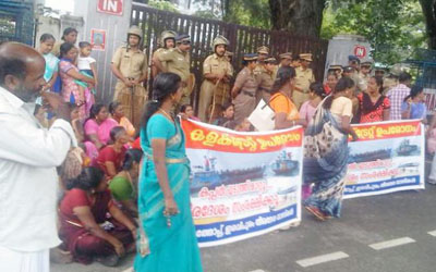 കപ്പൽ നീക്കണമെന്ന ആവശ്യവുമായി കൊല്ലത്ത് കലക്ട്രേറ്റ് ഉപരോധം