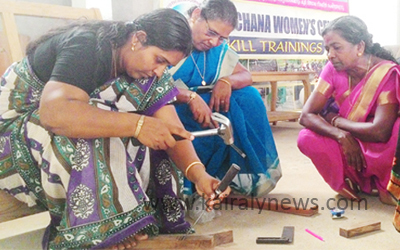 വളയിട്ട കൈകളില്‍ ഉളിയും കൊട്ടുവടിയുമേന്തി ഗ്രാമ പഞ്ചായത്ത് വൈസ് പ്രസിഡന്‍റ്