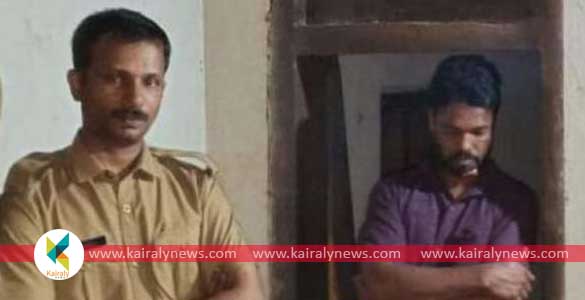 വനിതാ മതില്‍ സംഘാടകനായ ഹെല്‍ത്ത് ഇന്‍സ്പെക്ടര്‍ ചാരായം വാറ്റുന്നതിനിടെ പിടിയിലായി