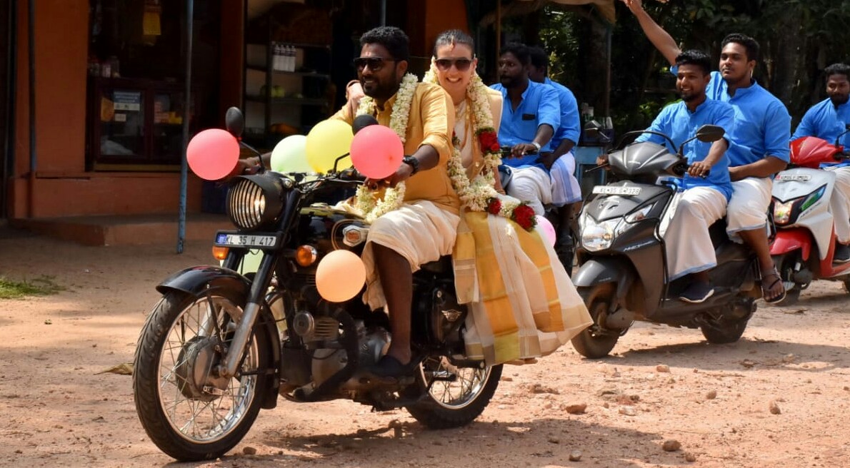 മസ്‌ക്കറ്റില്‍ മൊട്ടിട്ട പ്രണയം മീനച്ചിലാർ തീരത്ത് പൂവണിഞ്ഞു; പാരീസുകാരി വധുവിനെയും കൊണ്ട് വരൻ ബൈക്കിൽ വീട്ടിലേക്ക്