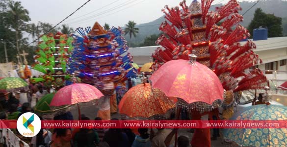 ക്ഷേത്ര ബിംബങ്ങൾക്ക് പകരം കുരിശു രൂപം; പള്ളി തിരുനാളിന് പുതുമയായി കാവടിയാട്ടവും