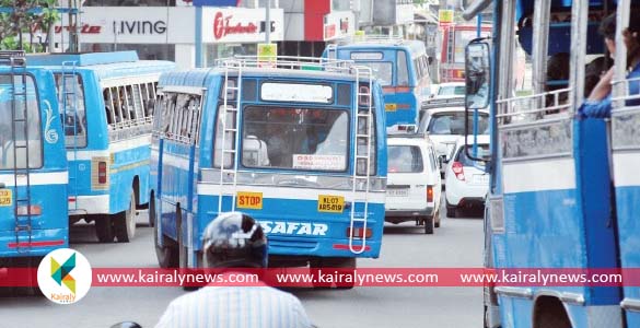 വാതില്‍ തുറന്നിട്ട് ഓടിയ ബസ് ഡ്രൈവര്‍മാരുടെയും കണ്ടക്ടര്‍മാരുടെയും ലൈസന്‍സ് സസ്‍പെന്‍ഡ് ചെയ്തു