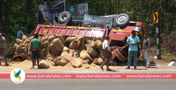 എം.സി.റോഡില്‍ മോനിപ്പള്ളിയ്ക്കടുത്ത് ടിപ്പര്‍ ലോറി മറിഞ്ഞ് ഒരാള്‍ക്ക് പരിക്ക്