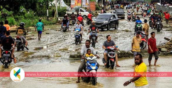 ഇ​ന്തോ​നേ​ഷ്യ​യി​ല്‍ വെ​ള്ള​പ്പൊ​ക്ക​ത്തി​ലും മ​ണ്ണി​ടി​ച്ചിലി​ലും 73 പേ​ര്‍ മ​രി​ച്ചു