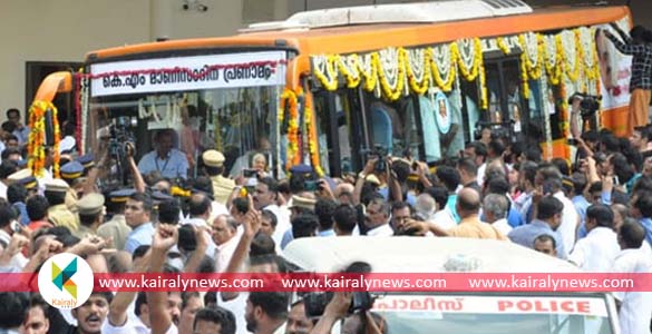 രാഷ്ട്രീയ ഭീഷ്മാചാര്യന് അന്ത്യാഞ്ജലിയുമായി ആയിരങ്ങള്‍; വിലാപയാത്രയ്ക്ക് തുടക്കമായി