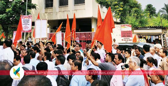 ഫീസ് അടച്ചില്ല: 30 ഒന്നാം ക്ലാസ് വിദ്യാര്‍ത്ഥികളെ പുറത്താക്കി; ടിസി കൊറിയര്‍ ചെയ്തു