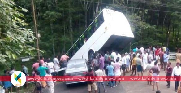 എരുമേലിക്കടുത്ത് ടൂറിസ്റ്റ് ബസ് കാറിലിടിച്ച് കുഴിയിലേക്ക് മറിഞ്ഞു; ഇരുപതോളം പേര്‍ക്ക് പരിക്ക്