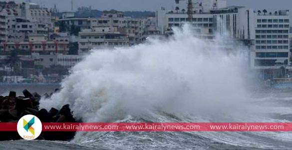 ഫോനി: പശ്ചിമബംഗാളിലേക്ക് കടന്നു; ക്ഷേത്ര നഗരമായ പുരിയെ തകര്‍ത്തെറിഞ്ഞു; ഒഡിഷയില്‍ മരണം എട്ട് ആയി