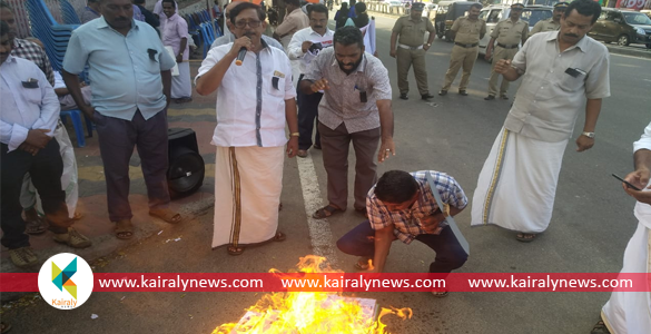 നെയ്യാറ്റിൻകരയില്‍ ആത്മഹത്യ: ആദരാഞ്ജലി അർപ്പിച്ച് കശുവണ്ടി വ്യവസായികൾ