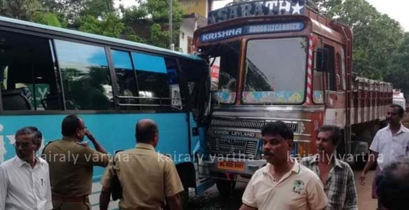 ചാലക്കുടി - അഷ്ടമിച്ചിറ റൂട്ടിൽ കാരൂരിൽ ലോറിയും ബസും കൂട്ടിയിടിച്ച് 23 പേര്‍ക്ക് പരിക്ക്