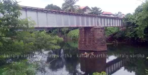 ട്രയിൻ ഇടിക്കാതിരിക്കാൻ നീലിമംഗലത്ത് പുഴയിലേക്ക് ചാടിയ ഏറ്റുമാനൂര്‍ സ്വദേശി യുവാവ് മുങ്ങി മരിച്ചു