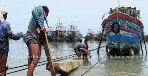 മത്സ്യത്തൊഴിലാളികള്‍ക്ക് വീണ്ടും തിരിച്ചടി : ശക്തമായ കാറ്റില്‍ അഞ്ച് ബോട്ടുകള്‍ തകര്‍ന്നു