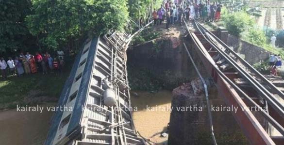 ബംഗ്ലാദേശില്‍ പാലം തകര്‍ന്ന് ട്രെയിന്‍ കനാലിലേക്ക് വീണു: നാല് പേര്‍ മരിച്ചു; 100 ലേറെ പേര്‍ക്ക് പരിക്ക്