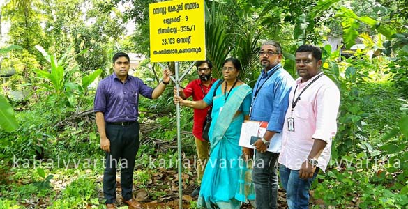 കാക്കനാട് സ്വകാര്യ വ്യക്തി കൈയേറിയിരുന്ന സര്‍ക്കാര്‍ ഭൂമി ജില്ലാ കളക്ടറുടെ നേതൃത്വത്തില്‍ പിടിച്ചെടുത്തു