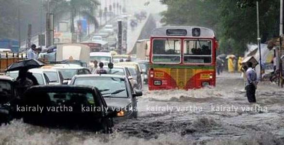 കനത്ത മഴ: മരണം 21 ആയി; മുംബൈ വിമാനത്താവളം അടച്ചു; 54 വിമാനങ്ങള്‍ തിരിച്ചുവിട്ടു