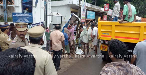 ഏറ്റുമാനൂര്‍ - മണര്‍കാട് ബൈപാസ് റോഡിലെ അനധികൃത കയ്യേറ്റങ്ങള്‍ വന്‍ പൊലീസ് സന്നാഹത്തോടെ ഒഴിപ്പിച്ചു