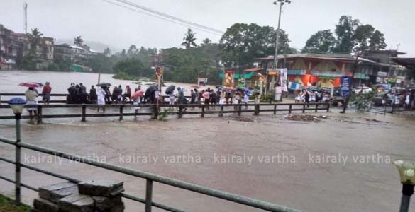 മഴക്കെടുതി: കോട്ടയം ജില്ലയിലെ വില്ലേജ് ഓഫീസുകള്‍ നാളെ പ്രവര്‍ത്തിക്കും; കളക്ഷന്‍ സെന്‍റര്‍ ആരംഭിച്ചു