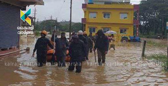 വടക്കന്‍ കര്‍ണാടകയില്‍ കനത്ത മഴയിലും മണ്ണിടിച്ചിലിലും 11 മരണം; ട്രയിനുകള്‍ റദ്ദാക്കി