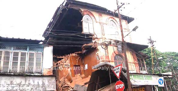 തൃശൂര്‍ ജില്ലാ ആശുപത്രിക്കു സമീപം നൂറ്റിയമ്പതു വർഷം പഴക്കമുള്ള കെട്ടിടം തകർന്നുവീണു