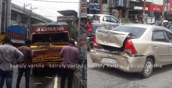 കോട്ടയം നഗരത്തില്‍ ലോറി പത്തോളം വാഹനങ്ങളില്‍ ഇടിച്ച് നിരവധി പേര്‍ക്ക് പരിക്ക്