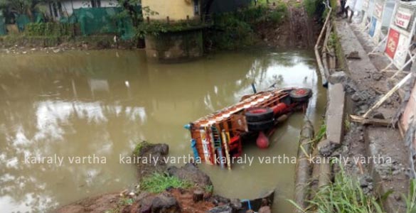 പെരിന്തൽമണ്ണ അങ്ങാടിപ്പുറം ഓരാടം പാലത്തിൽ നിന്ന് ലോറി പുഴയിലേക്ക് വീണ് രണ്ട് പേർക്ക് പരിക്ക്