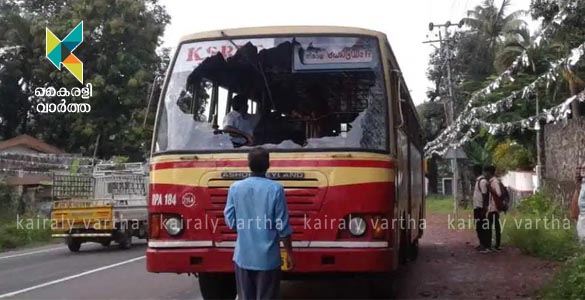 ഓടിക്കൊണ്ടിരുന്ന കെ.എസ്.ആർ.ടി.സി ബസിന്‍റെ ചില്ല് വൻ ശബ്ദത്തിൽ പൊട്ടിത്തെറിച്ചു; ദുരന്തം ഒഴിവായി