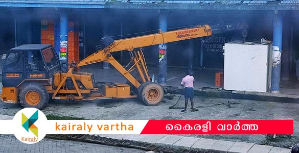 ഏറ്റുമാനൂർ മത്സ്യ മാർക്കറ്റിലെ ഐസ് പ്ലാന്‍റ് പൊളിച്ച് മാറ്റിയ നഗരസഭയുടെ നടപടി വിവാദത്തിലേക്ക്