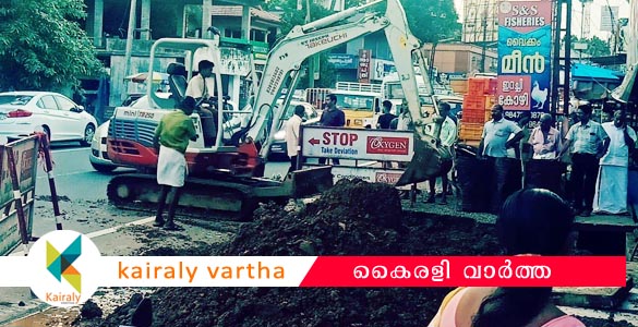 ഏറ്റുമാനൂര്‍ എം സി റോഡിലെ അഗാധഗര്‍ത്തങ്ങള്‍: കാരണം ഓട കെട്ടിയടച്ച് നീരൊഴുക്ക് തടസപ്പെട്ടതെന്ന്