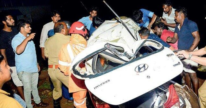 കോ​ട്ട​യം തു​രു​ത്തി മി​ഷ​ൻ പ​ള്ളി​ക്കു സ​മീ​പം കാ​ർ ടാ​ങ്ക​ർ ലോ​റി​യി​ൽ ഇ​ടി​ച്ച് ഒ​രാ​ൾ മ​രി​ച്ചു