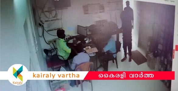 കൊറിയർ സ്ഥാപനത്തിൽ കുരുമുളക് സ്‌പ്രേ ആക്രണം: വഴിയോര കച്ചവടക്കാർ സംരക്ഷണം ഒരുക്കിയ പ്രതികൾ പിടിയിൽ