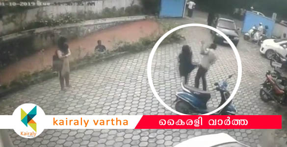 സ്കൂട്ടര്‍ മാറ്റിവെച്ചത് ഇഷ്ടപ്പെട്ടില്ല; ആശുപത്രിയിലെ സെക്യൂരിറ്റി ജീവനക്കാരന് യുവതിയുടെ മർദ്ദനം