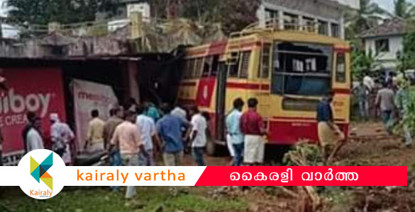 മലപ്പുറം വെന്നിയൂരില്‍ കെ എസ് ആര്‍ ടി സി ബസ് കടയിലേക്ക് ഇടിച്ചു കയറി നിരവധി പേർക്ക് പരിക്ക്