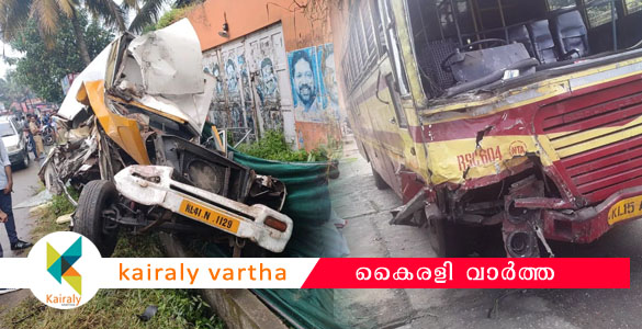 ചെങ്ങന്നൂർ മുളക്കുഴയില്‍ കെ എസ് ആർ ടി സി ബസ് പിക്ക് അപ്പ് വാനിലിടിച്ച് ഒരു മരണം; 20ഓളം പേര്‍ക്ക് പരിക്ക്
