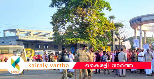 കൈ​ക്കു​ഞ്ഞു​മാ​യി ആ​ശു​പ​ത്രി​യി​ലേ​ക്കു​ പോ​യ കു​ടും​ബ​ത്തെ ഹ​ര്‍‌​ത്താ​ല്‍ അ​നു​കൂ​ലി​ക​ള്‍ തടഞ്ഞു