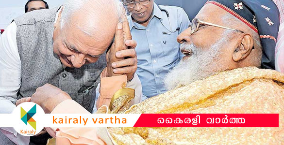 ക്രിസോസ്റ്റം തിരുമേനിയെ കാണാന്‍ കുമ്പനാട്ടേക്ക് ഗവര്‍ണറെത്തി