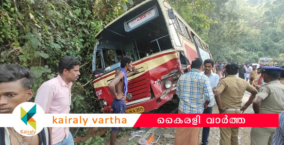 കണമല അട്ടിവളവിൽ കെഎസ്ആർടിസി ബസും തീർത്ഥാടക വാഹനവും കൂട്ടിയിടിച്ച് നിരവധി പേർക്ക് പരിക്ക്