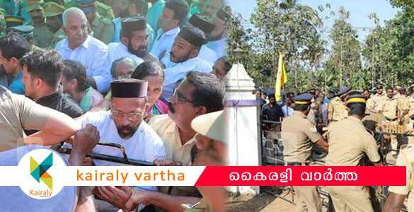 പെരുമ്പാവൂര്‍ ഓടക്കാലി പള്ളിയിൽ സംഘര്‍ഷം: ഗേറ്റിന്‍റെ പൂട്ട് പൊലീസ് പൊളിച്ചു