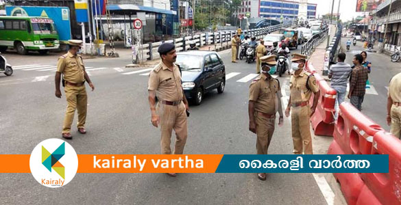 ലോക്ക് ഡൗണ്‍: യാത്രക്കാരെ തിരിച്ചയച്ച് ജില്ലാ കലക്ടറും  പോലീസ് കമ്മീഷണറും