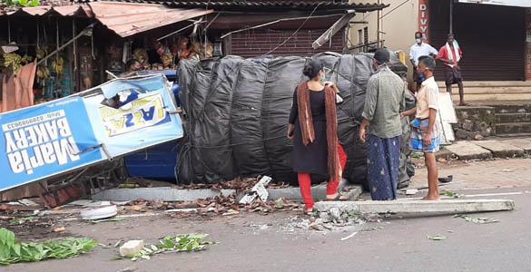 ഏറ്റുമാനൂര്‍ കൂടല്ലൂര്‍ കവലയില്‍ മിനി ലോറി കടയിലേക്ക് പാഞ്ഞുകയറി മറിഞ്ഞു