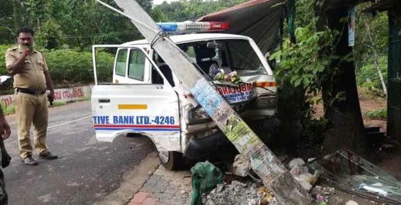 വാകത്താനത്ത് ആംബുലൻസുകൾ കൂട്ടിയിടിച്ചു; വഴിയിൽനിന്ന പത്തു വയസുകാരന് ദാരുണാന്ത്യം