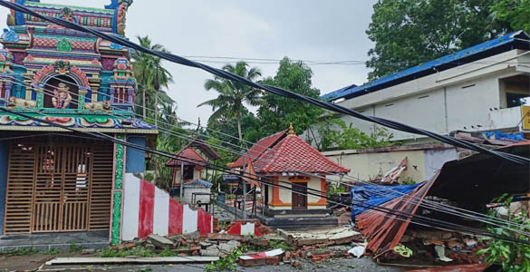 വൈക്കത്ത് കാറ്റ് വന്‍നാശം വിതച്ചു; ക്ഷേത്രത്തിന്‍റെ മേല്‍ക്കൂര പറന്നുപോയി