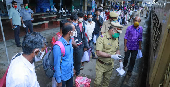 കോരിച്ചൊരിഞ്ഞ മഴ തടസമായില്ല; 1463 തൊഴിലാളികള്‍ കോട്ടയത്ത് നിന്ന് ബംഗാളിലേക്ക് മടങ്ങി