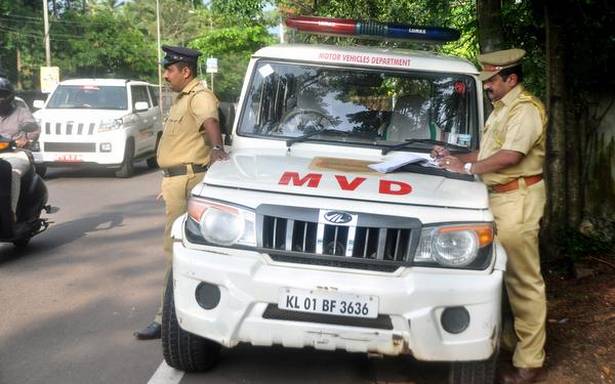 ഒരു രാജ്യം, ഒരു പിഴ: വാഹനപരിശോധനയിൽ എഴുത്തും പേനയും വഴിമാറുന്നു