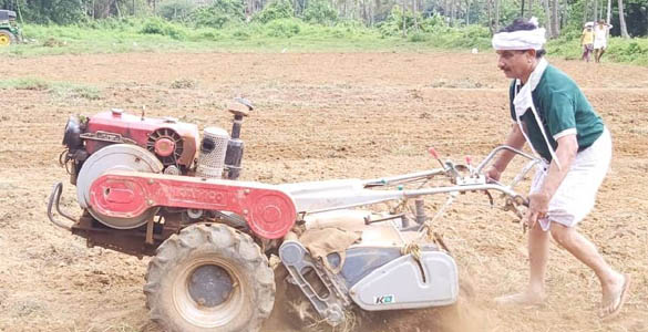 മുഴുവൻ സമയ കർഷകനായി സംസ്ഥാനത്തെ മുൻ കൃഷി മന്ത്രി; ഒപ്പം കുടുംബവും