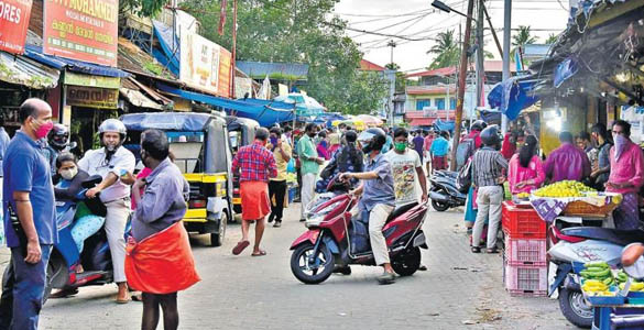 എറണാകുളം മാര്‍ക്കറ്റ്‌ അടച്ചു; മറൈന്‍ ഡ്രൈവില്‍ സമാന്തര മാര്‍ക്കറ്റ്‌ തുടങ്ങി കച്ചവടക്കാര്‍