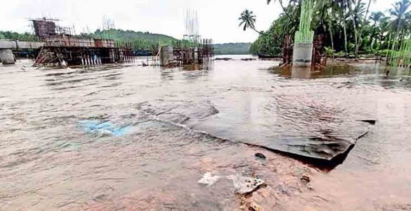 കനത്ത മഴ: തടയണയില്‍ തട്ടി പുഴ ഗതിമാറി ഒഴുകി; ഗ്രാമങ്ങള്‍ വെള്ളത്തിനടിയില്‍