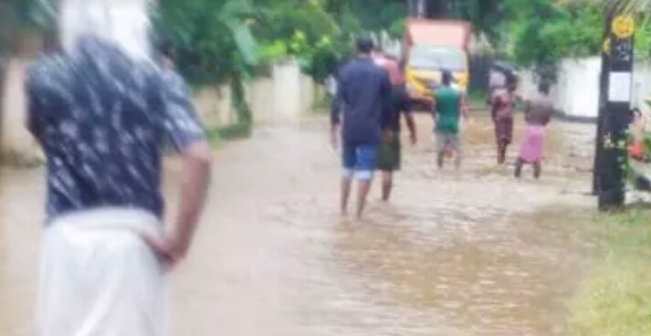 കാ​ഞ്ഞി​ര​പ്പ​ള്ളി പാ​റ​ത്തോ​ട്ടി​ൽ മ​ണ്ണി​ടി​ച്ചി​ലും വെ​ള്ള​പ്പൊ​ക്ക​വും; ഒട്ടേറെ വീടുകൾ വെള്ളത്തിനടിയിൽ