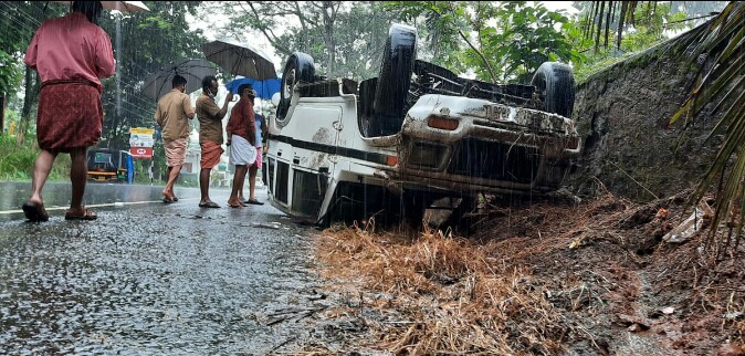 തോരാതെ പെയ്ത മഴയിൽ ദേശീയ പാതയിൽ കാർ നിയന്ത്രണം വിട്ടു മറിഞ്ഞു